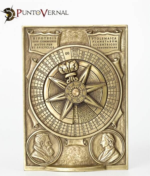 Ce magnifique calendrier perpétuel est basé sur la lettre du dimanche. Ces lettres ont été appliquées par l'astronome, chargé de créer le calendrier grégorien, Christopher Clavius ​​​​en 1582.
