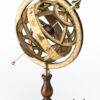 La sphère armillaire est un instrument ancien utilisé jusqu'en 1600 pour déterminer les coordonnées célestes des étoiles.