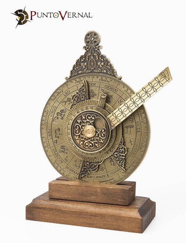 Le Nocturlabe instrument médiéval, sont des appareils permettant de connaître l'heure la nuit. Son fonctionnement repose sur le fait que les étoiles semblent tourner autour de l'étoile polaire.