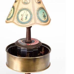 Lampe praxinoscope. Emile Reynaud a inventé le praxinoscope en 1877, qui était à son tour une évolution du zootrope inventé par George Horner en 1834,